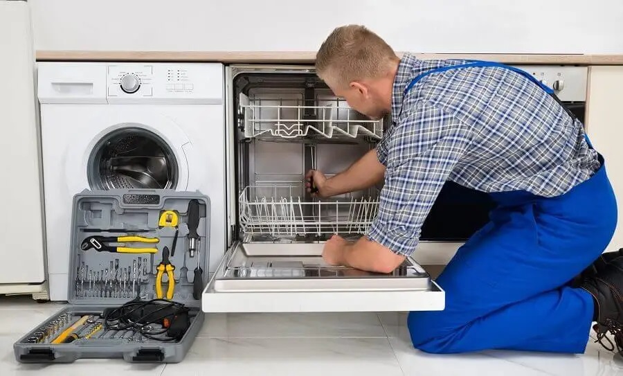 Şişli Daikin servisi teknisyen ekibi beyaz eşya tamiri yaparken